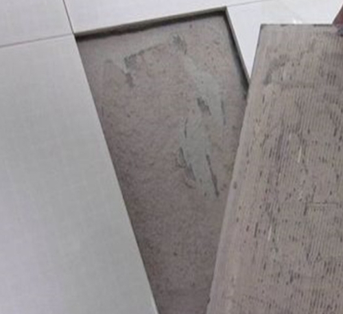 阳江瓷砖空鼓维修公司分享瓷砖铺贴时如果打浆（即涂抹在瓷砖背面和基层上的砂浆或瓷砖胶）过少，会带来以下问题
